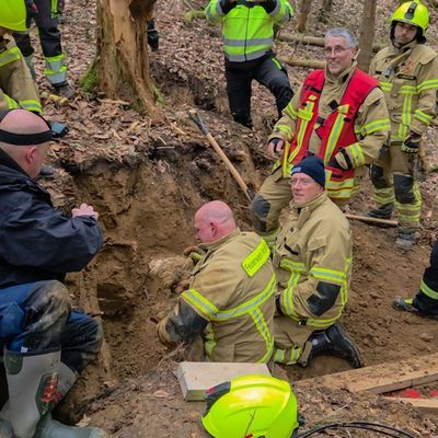 FW Wachtberg: Feuerwehr Wachtberg befreit Hund aus Fuchsbau in einem Waldstück bei Wachtberg-Villip