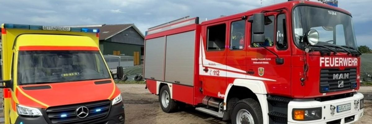FW-AUR: Personenrettung nach Unfall auf Hof