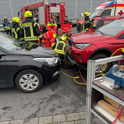 FW VG Westerburg: Verkehrsunfall auf Supermarktparkplatz - Frau wird unter PKW eingeklemmt