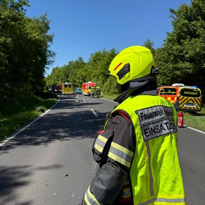 FW Bergheim: Vier Verletzte nach Verkehrsunfall in Bergheim Frontalzusammenstoß auf der Landstraße 93 bei Oberaußem
