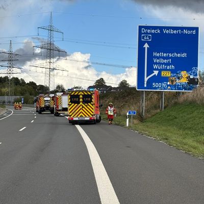 FW-Heiligenhaus: Lkw-Brand auf der A44 - Feuerwehr löscht brennende Fahrerkabine