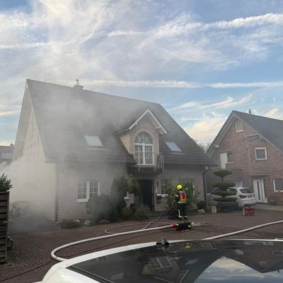 FW Bergheim: Kellerbrand am Dornröschenweg - Akkubrand sorgt für starke Rauchentwicklung