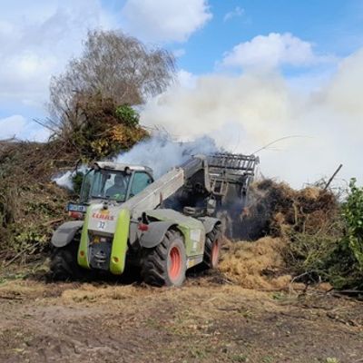 FW-ROW: Vorzeitiger Brand des Osterfeuers in Klein Meckelsen