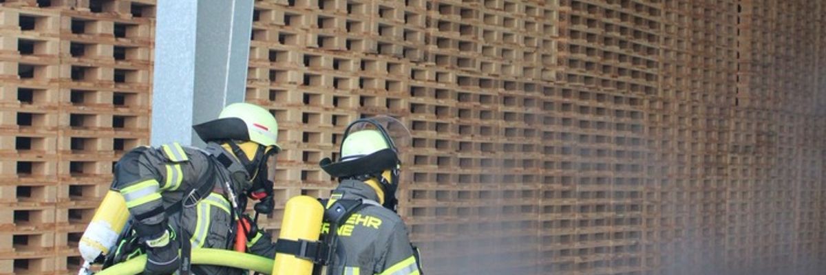 FW-WRN: Übung der Freiwilligen Feuerwehr Werne bei Hölscher Palettenservice