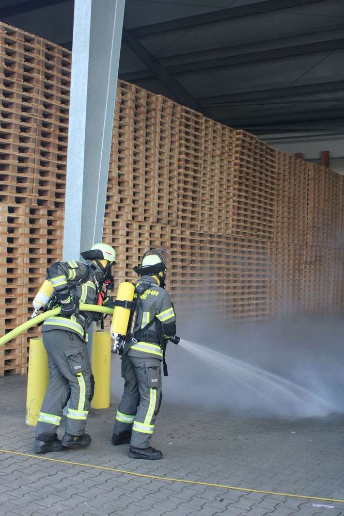 FW-WRN: Übung der Freiwilligen Feuerwehr Werne bei Hölscher Palettenservice