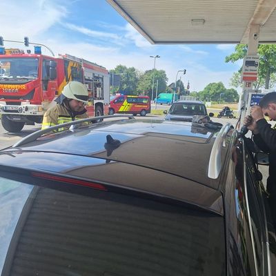 Feuerwehr Kalkar: Einsatz in Appeldorn: Kleinkind im verschlossenen Auto - schnelle Hilfe ohne Schaden