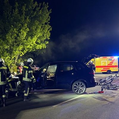 FW-AUR: Frontalzusammenstoß mit Leitplanke