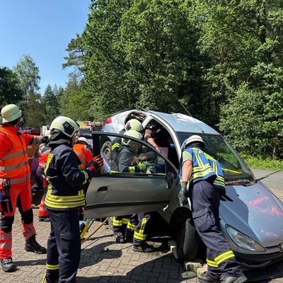 FW-AUR: Feuerwehr und Rettungsdienst trainieren komplexe Unfallszenarien