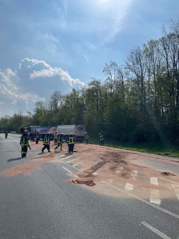 FW-BO: Größere Mengen Heizöl aus Tanklaster ausgelaufen