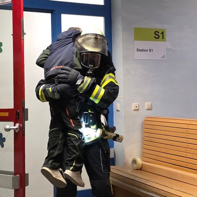 FW Celle: Feuer in Kinderklinik und Verkehrsunfall - die Celler Feuerwehr übte heute den Ernstfall im AKH und auf dem Wilhelm-Heinichen-Ring!