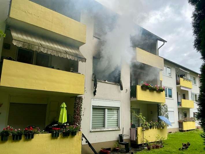FW-E: Ausgedehnter Zimmerbrand in Essen-Frillendorf - Mehrfamilienhaus derzeit nicht bewohnbar