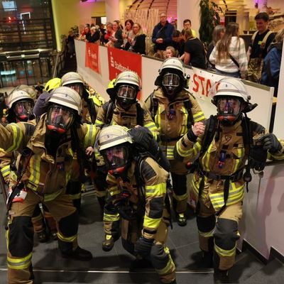 FW Bremerhaven: Feuerwehr Bremerhaven überzeugt beim 1. Blaulichtlauf im Klimahaus Bremerhaven