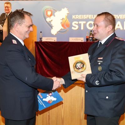 FW-Stormarn: Mitgliederversammlung: Thomas Proß von der Feuerwehr Poggensee mit dem deutschen Feuerwehr-Ehrenkreuz in Silber ausgezeichnet