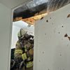 FW-NE: Schwelbrand in Wohnhaus | Feuerwehr öffnet Kabelschächte unter Atemschutz