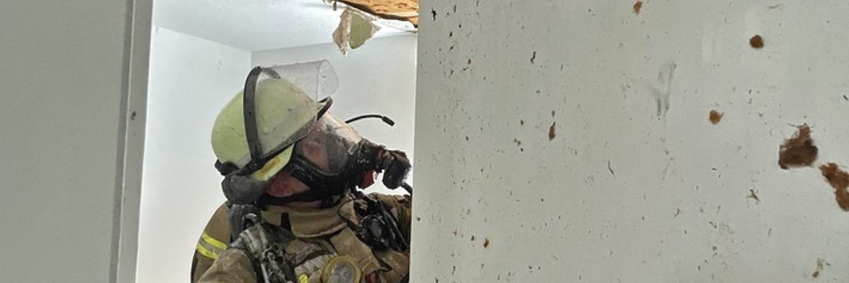 FW-NE: Schwelbrand in Wohnhaus | Feuerwehr öffnet Kabelschächte unter Atemschutz