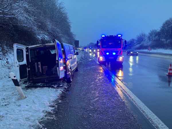 FW-RS: Verkehrsunfall auf der Autobahn sowie mehrere wetterbedingte Rettungsdiensteinsätze in den Morgenstunden