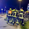 Feuerwehr MTK: Pkw prallt gegen Laternenmast: Fahrerin nach Alleinunfall befreit