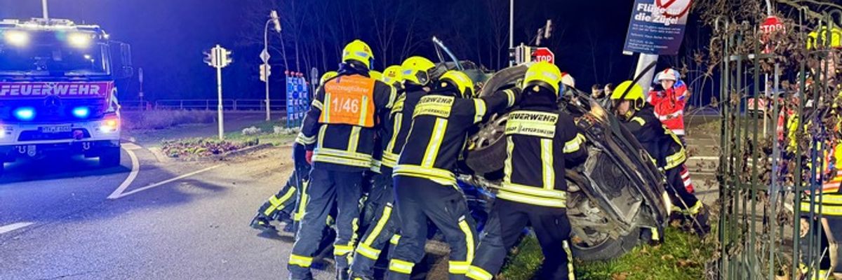 Feuerwehr MTK: Pkw prallt gegen Laternenmast: Fahrerin nach Alleinunfall befreit