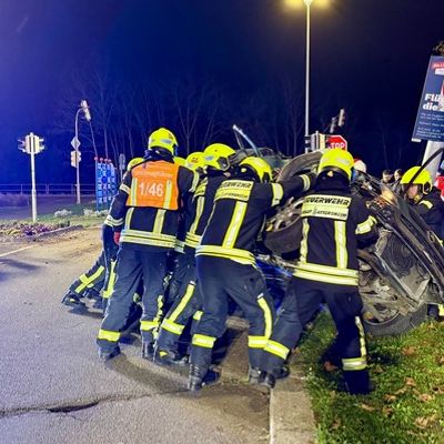 Feuerwehr MTK: Pkw prallt gegen Laternenmast: Fahrerin nach Alleinunfall befreit