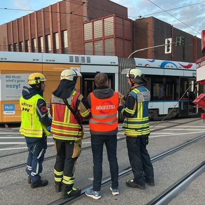 FW-BO: Straßenbahnentgleisung mit Verletzten in Bochum-Mitte
