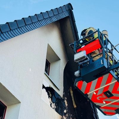 FW-GL: Zwei verletzte Personen bei Zimmerbrand in Lustheide