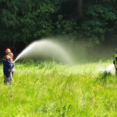FW-AR: Jugendfeuerwehr trainiert Einsatzrealität