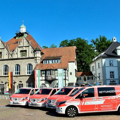 FW-GL: Feuerwehr Bergisch Gladbach stellt vier neue Notarzteinsatzfahrzeuge in Dienst - Moderne Technik für eine leistungsfähige Notfallversorgung