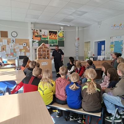 FW-OE: Brandschutz hautnah erleben - Erfolgreicher Brandschutztag an der Grundschule Kirchhundem