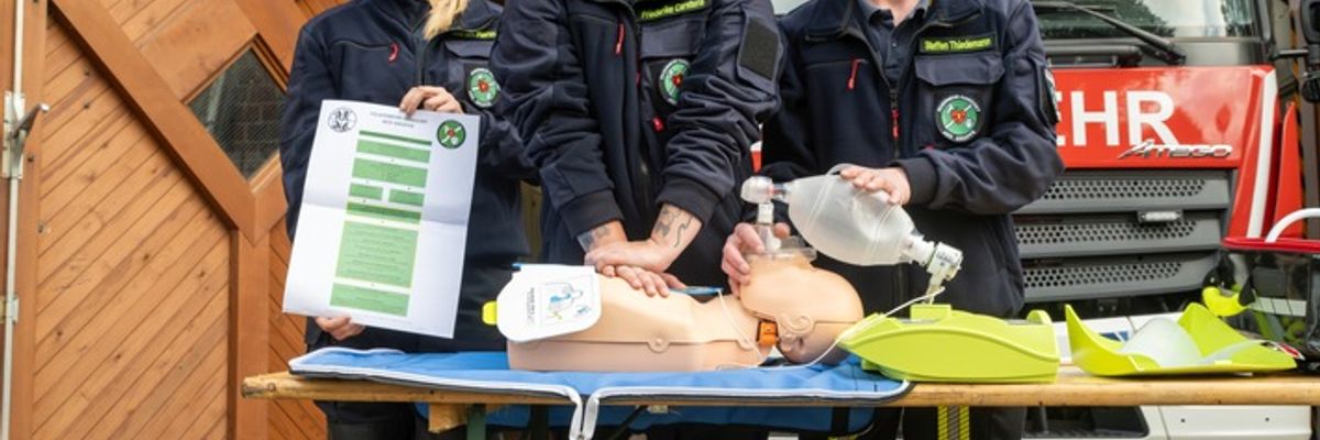 FW-RD: Feuerwehr Hamdorf startet AED-Projekt zur Lebensrettung
