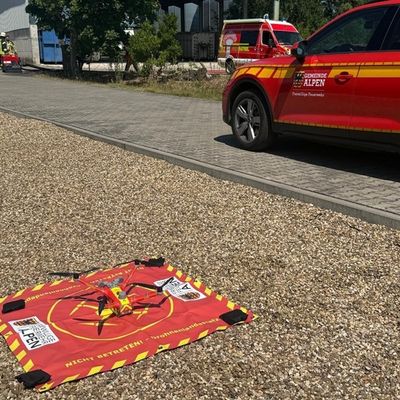 FW Sonsbeck: Gewerbebrand - Brennender Radlader in Lagerhalle
