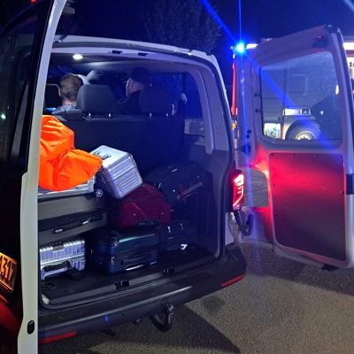 FW Lüchow-Dannenberg: +++ nächtliche Rettung auf der Elbe +++ "Ulmer Schachtel" läuft bei geringem Wasserstand auf Grund +++ Feuerwehr evakuiert über 30 Personen +++