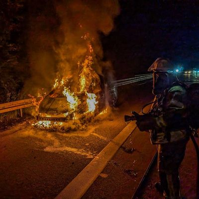 FW Weinheim: Pkw-Brand auf der A5 zwischen Weinheim und Hemsbach. Familie mit zwei Kleinkindern bleibt unverletzt.