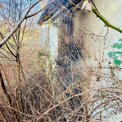 FW Ratingen: Brand in leerstehendem Gebäude in Ratingen-Hösel / Feuerwehr Ratingen mehrere Stunden im Einsatz