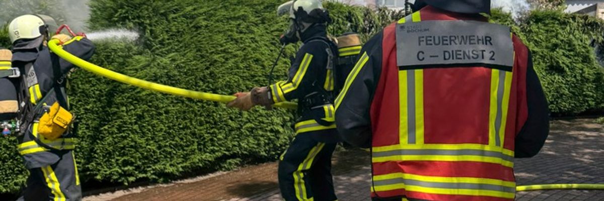 FW-BO: Rauchentwicklung in Garagenhof - Zwei Personen leicht verletzt