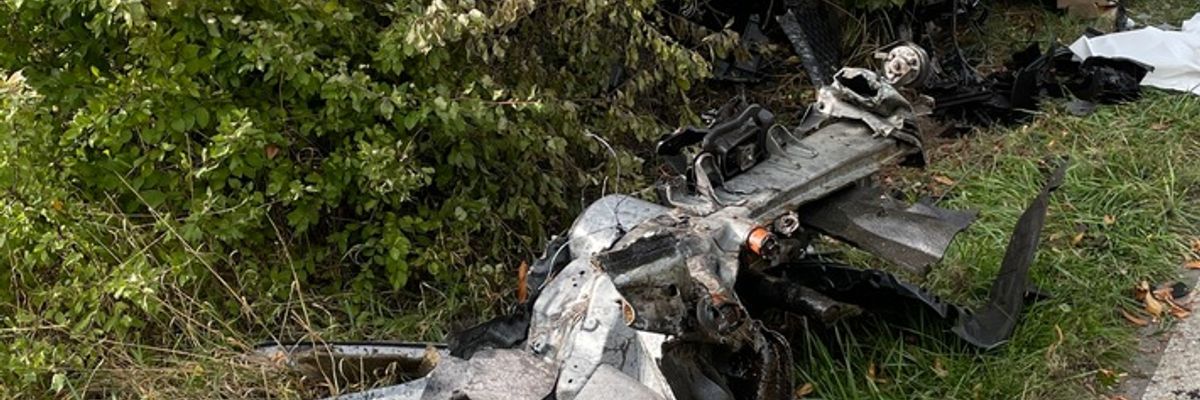 FW Lehrte: PKW-Fahrer überlebt Kollision mit Baum nicht