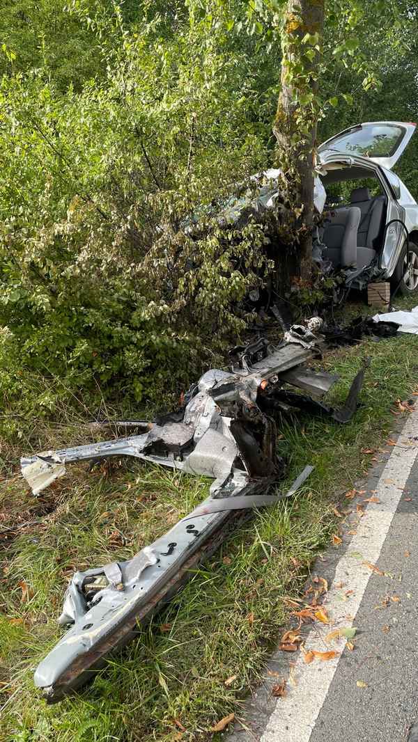 FW Lehrte: PKW-Fahrer überlebt Kollision mit Baum nicht