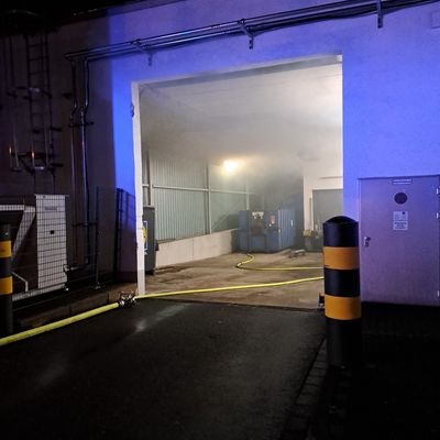 FW-AR: Brennender Papiercontainer in Anlieferungshalle eines Discounters in Hüsten