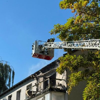 FW Helmstedt: Feuer auf Balkon - Dachstuhl betroffen
