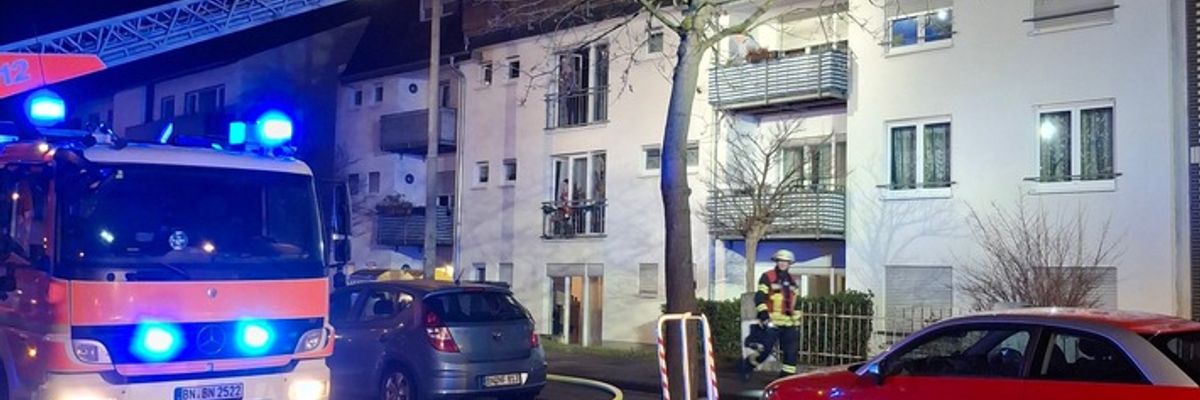 FW-BN: Eine leicht verletzte Person nach Kellerbrand - Mehrere Bewohner aus verrauchtem Treppenraum gerettet.