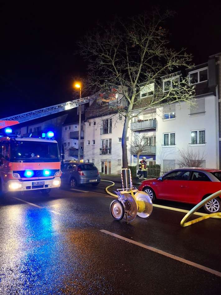 FW-BN: Eine leicht verletzte Person nach Kellerbrand - Mehrere Bewohner aus verrauchtem Treppenraum gerettet.