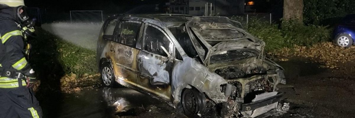 FW-OG: Minivan brennt am Sportplatz in Zunsweier