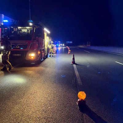 FW-RS: Pkw-Brand auf der A1 Zwei Insassen bleiben unverletzt