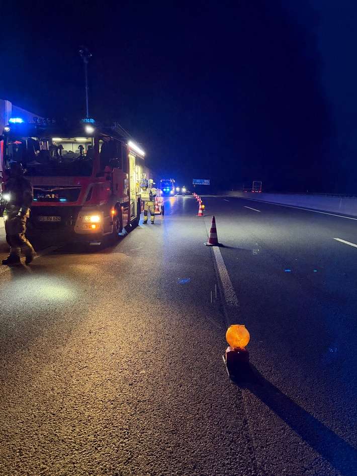 FW-RS: Pkw-Brand auf der A1 Zwei Insassen bleiben unverletzt