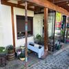 FW Reichenau: PKW gegen Balkonstütze gefahren, Balkon droht einzustürzen, Reichenau-Waldsiedlung, 02.05.2025