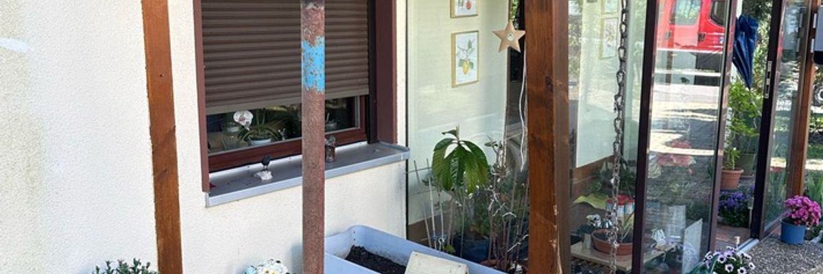 FW Reichenau: PKW gegen Balkonstütze gefahren, Balkon droht einzustürzen, Reichenau-Waldsiedlung, 02.05.2025