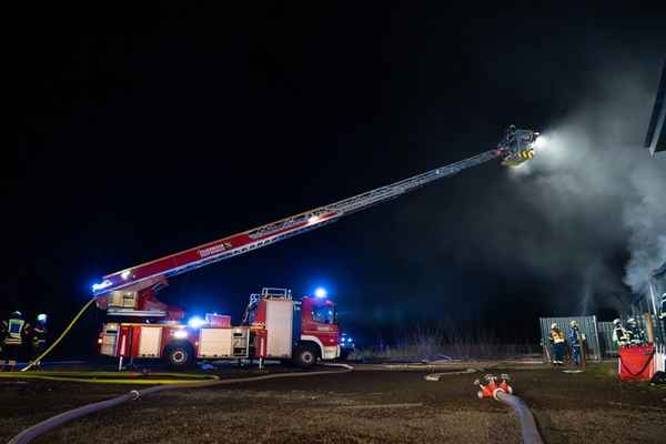FW LK Neunkirchen: Großbrand in Wellesweiler Fitnessstudio