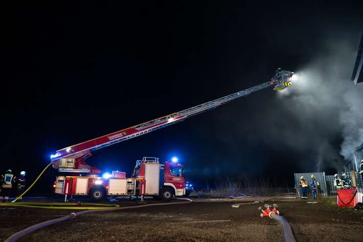 FW LK Neunkirchen: Großbrand in Wellesweiler Fitnessstudio