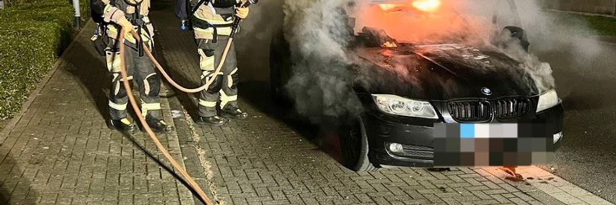 FW Hünxe: Pkw brennt in voller Ausdehnung