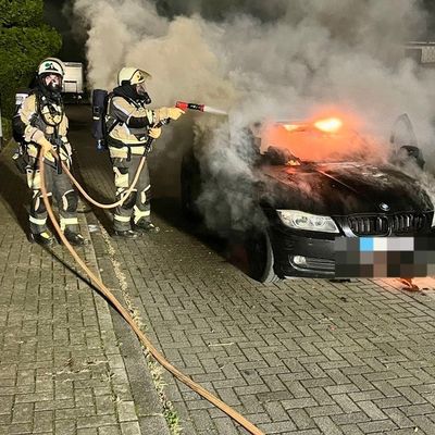 FW Hünxe: Pkw brennt in voller Ausdehnung