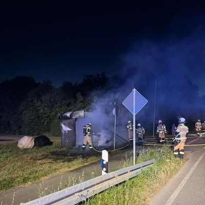 FW Meerbusch: Nächtlicher Vollbrand eines Verkaufsstandes